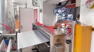 Test en cours de moule à tarte aux œufs au Royaume-Uni sur la chaîne de production de conteneurs en papier d'aluminium T80