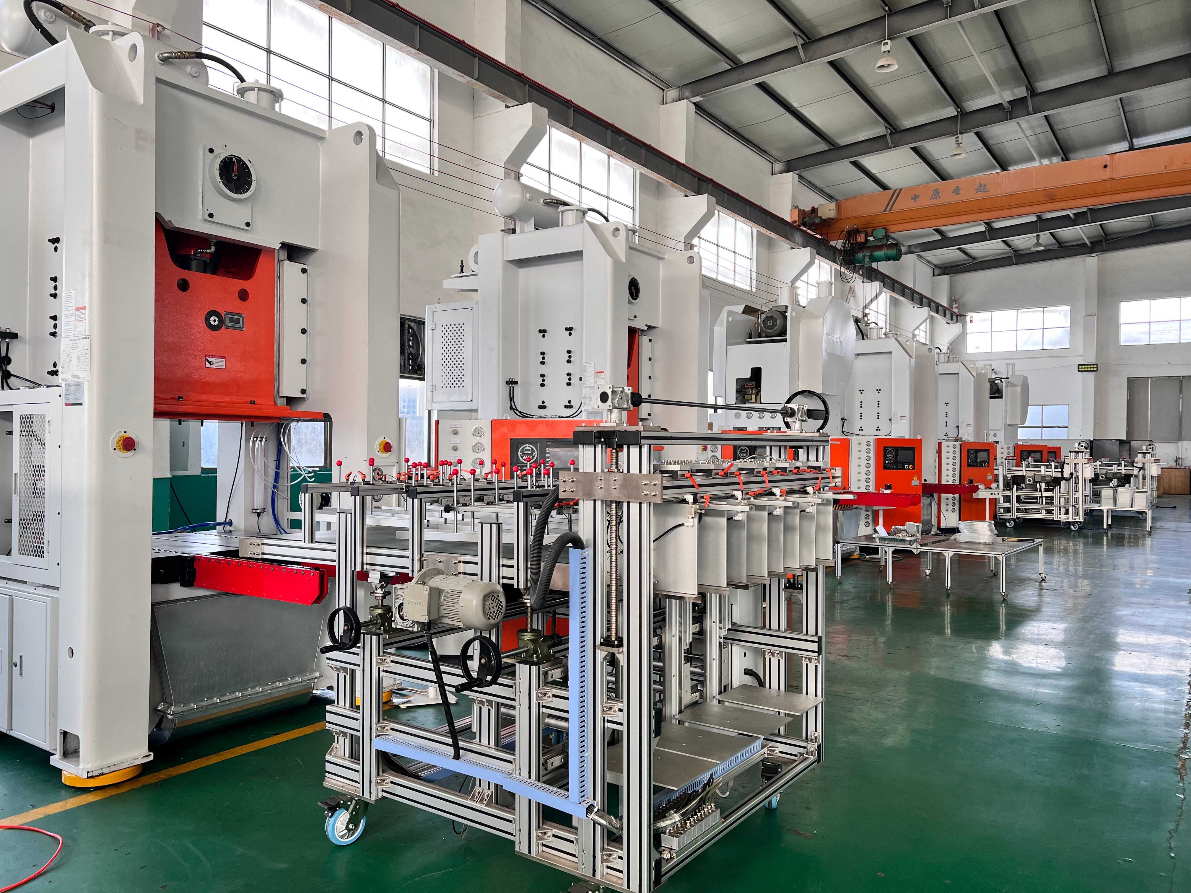 Derniers blogs de l'entreprise sur Analysis of the Differences Between Fully Automatic and Semi-Automatic Aluminum Foil Container Making Machine