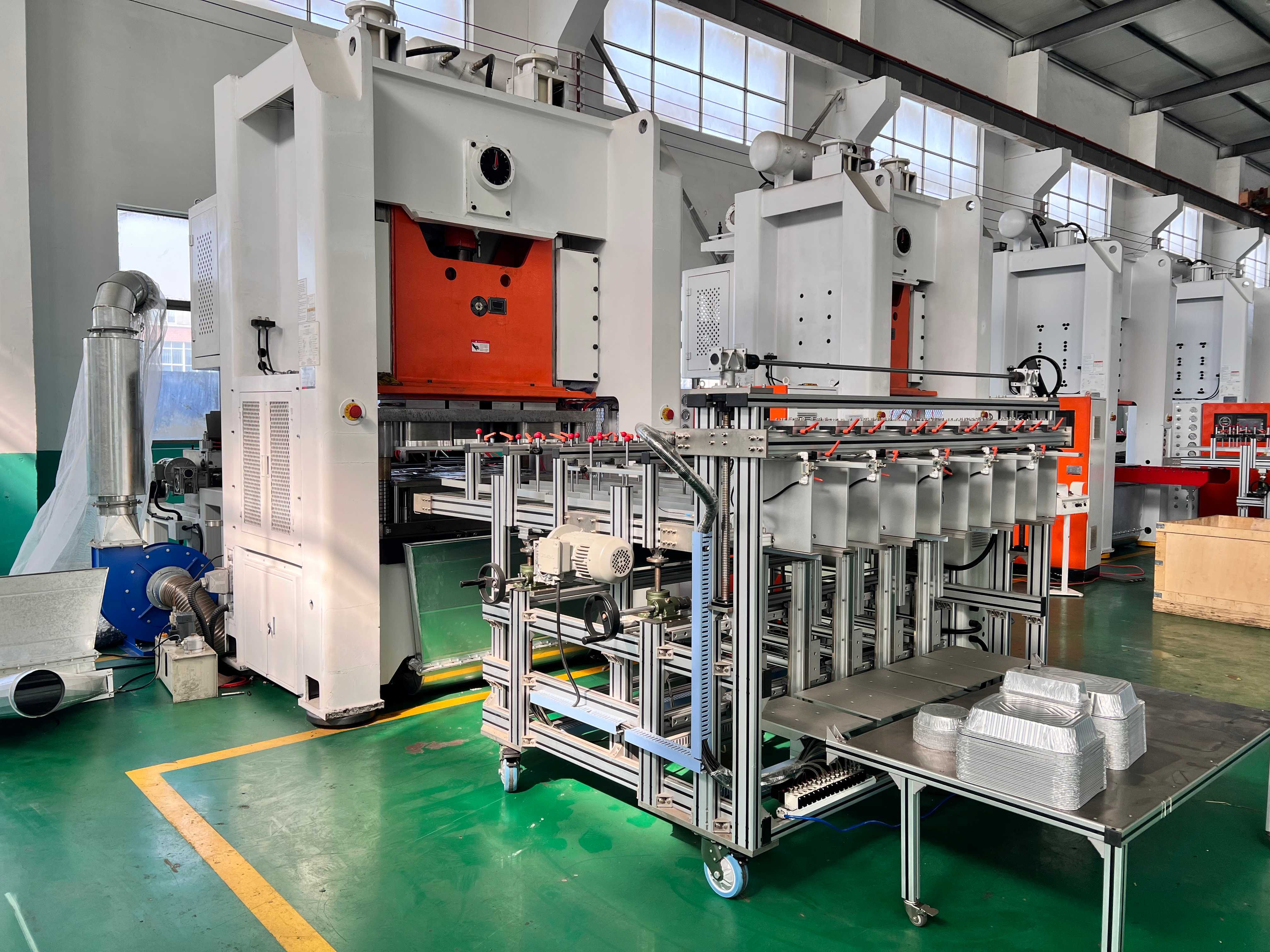 Derniers blogs de l'entreprise sur Quel équipement comprend une ligne de production entièrement automatique de conteneurs en papier d'aluminium ?