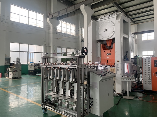 acheter Machine de fabrication de conteneurs en feuille d'aluminium semi-automatique personnalisable avec 26 kW online manufacture