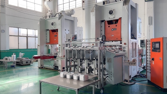 acheter Fabricant automatique de conteneurs de feuille Siemens Motors Contrôle PLC avec 4 capacités de cavités online manufacture