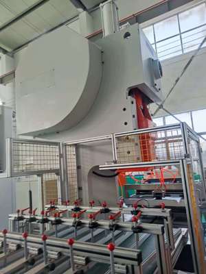 acheter LK-T63 Machine à emboutir des barquettes alimentaires en aluminium, 9 000–12 000 unités/heure de production online manufacture