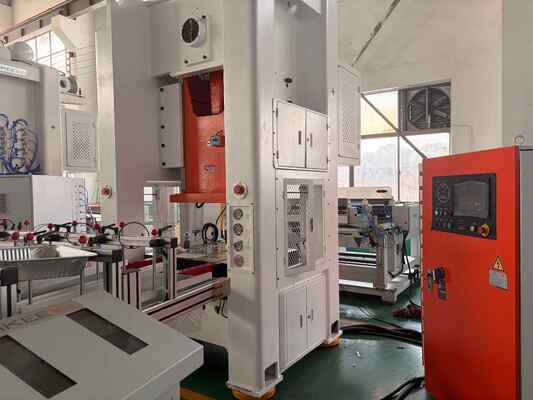 acheter Machine à fabriquer des barquettes en feuille d'aluminium OEM, plateau alimentaire recyclé à bande dorée online manufacture