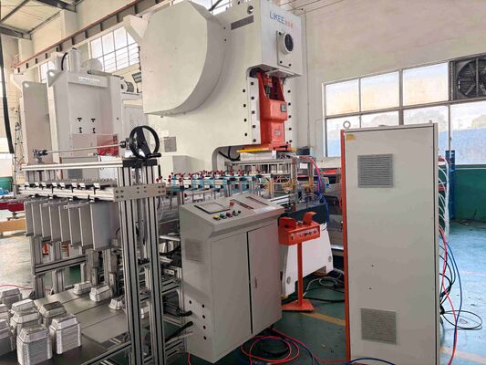 acheter Machine automatique de fabrication de conteneurs en feuille d'aluminium de 63 tonnes à prix direct d'usine pour un fonctionnement continu 24 heures sur 24 fabrication en ligne