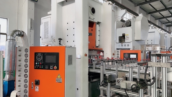 Machine de fabrication de contenants alimentaires en feuille d'aluminium 35-68 coups par minute Vitesse de travail