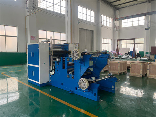Machine à feuilles en plastique réglable à grande vitesse pour le pliage en forme de V