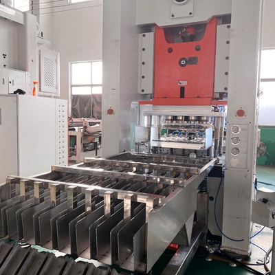 Machine de fabrication de conteneurs en feuille d'aluminium 12000 pièces/heure Sortie électrique 380V 50HZ 3 phases 14500kg Pour vos besoins