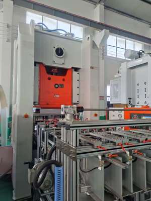 LK-T80 Machine à poinçonner les contenants alimentaires avec changement rapide de moule et arrêt en 15 minutes par un seul opérateur