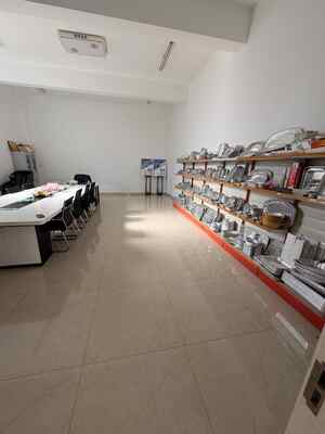 Machine à fabriquer des barquettes en aluminium recyclables à parois lisses rectangulaires pour la cuisson