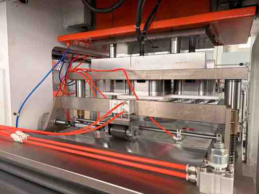 LK-T80 Récipient rectangulaire en feuille d'aluminium à parois plissées, machine pour récipients alimentaires jetables