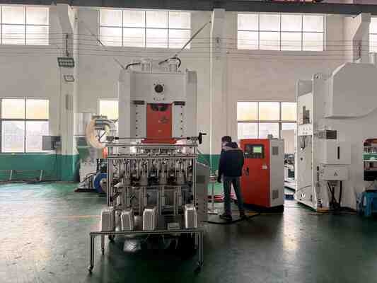 Machine de fabrication de papier d'aluminium LK-T80 avec une vitesse de production moyenne de 50 coups/min, une capacité de presse de 80 tonnes et une durée de vie de 10 ans